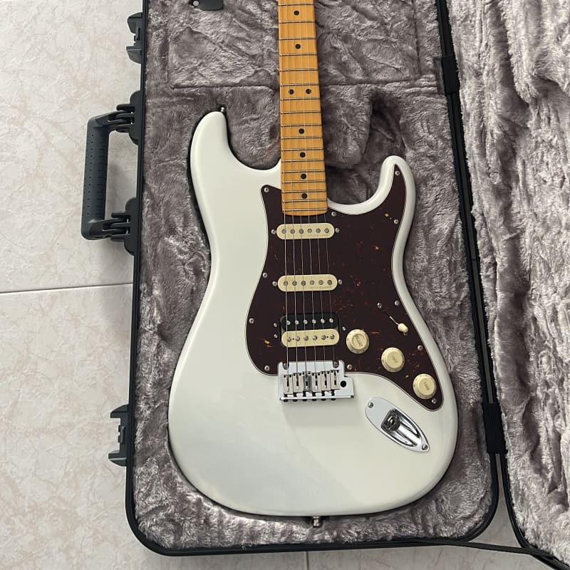 2022 Fender American Ultra Stratocaster with Rosewood Fretboar... - £1700 used Guitar