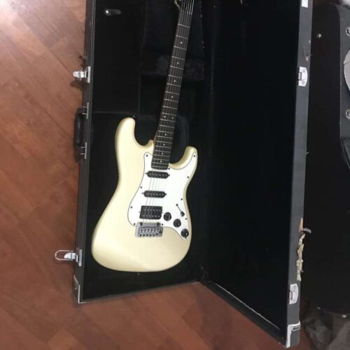 1984 Fender Stratocaster White Pearl -        Stratocaster