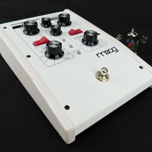 used Moog Moogerfoog Moog Moog Moogerfooger MF-103 12-Stage Phaser ... - Effect Pedal