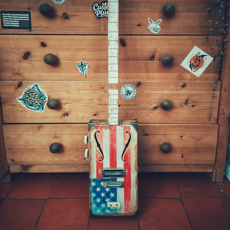 2022 Handbuilt Cigar Box Guitar Relic Hand Painted - £295 used Guitar