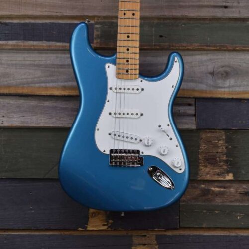 2009 - 2017 Fender Standard Stratocaster with Maple Fretboard ... -        Stratocaster