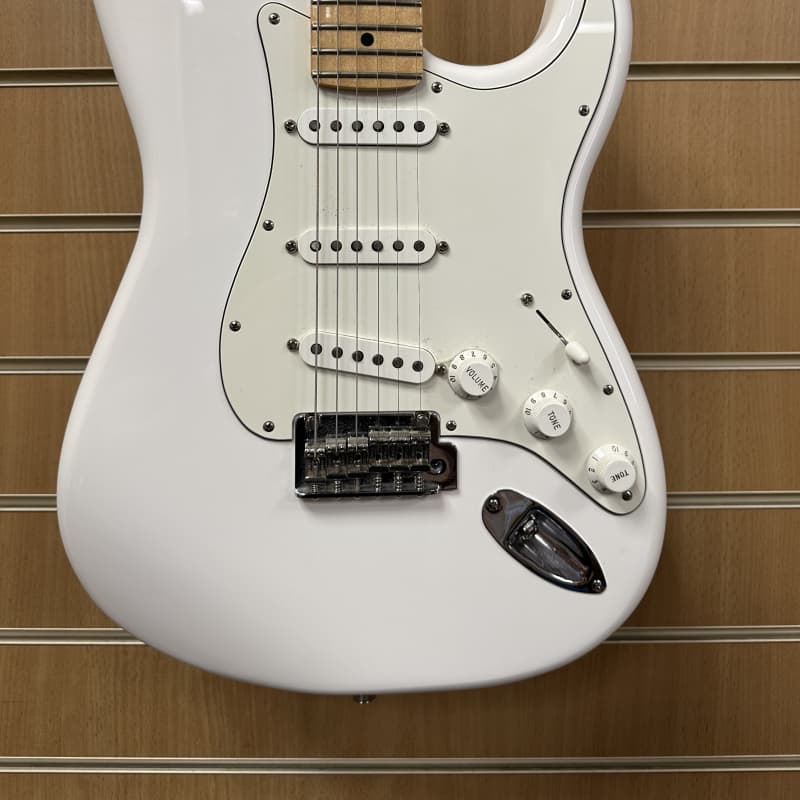 2020 Fender Player Stratocaster Polar White – £550 used Guitar