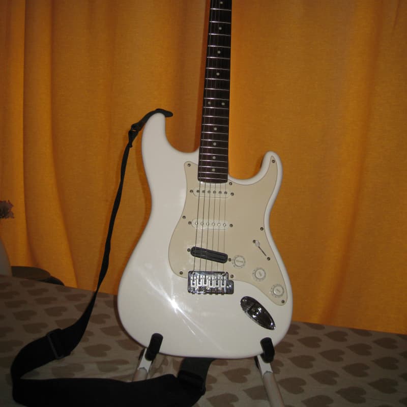 Mid 2010s Wilkinson Reissued Stratocaster White - £300 used Guitar