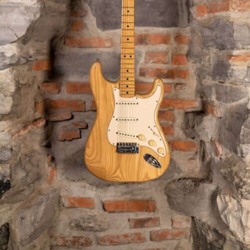 1972 - 1977 Fender Stratocaster with 3-Bolt Neck, Maple Fretbo... -        Stratocaster