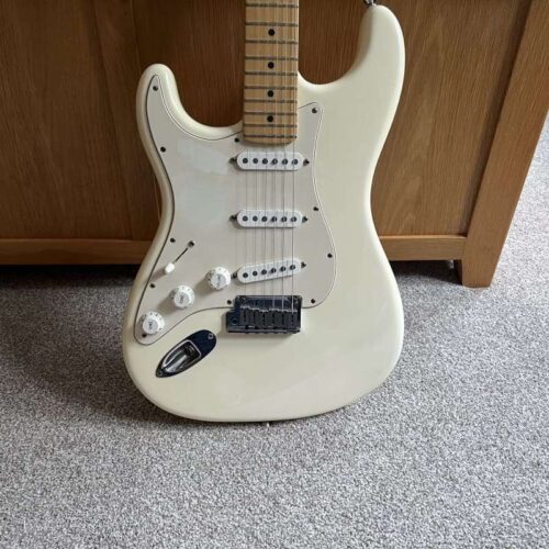 2004 Fender Stratocaster White -        Stratocaster