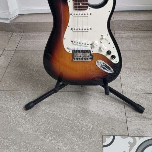 mid-2000s Fender Fender Stratocaster Roland G-5 VG 3-Colour Su... -        Stratocaster