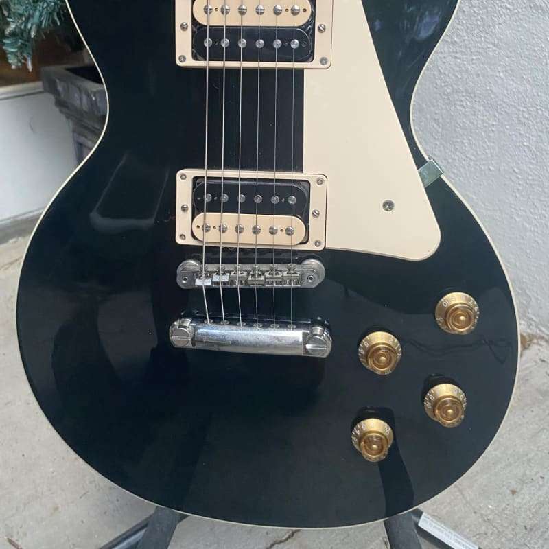 2019 – Present Gibson Les Paul Classic Ebony –         Les Paul