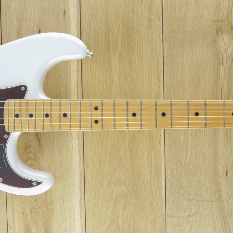 Fender 0118022781 Arctic Pearl - £1665.83 new Guitar