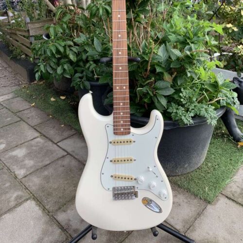 2017 Fender Stratocaster White -        Stratocaster