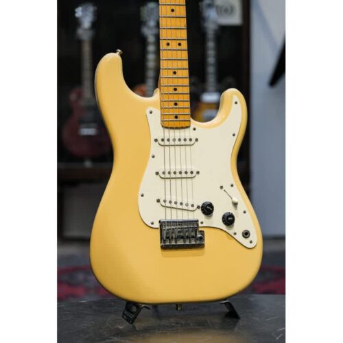 1983 Fender Standard Stratocaster (USA) with Maple Fretboard i... -        Stratocaster