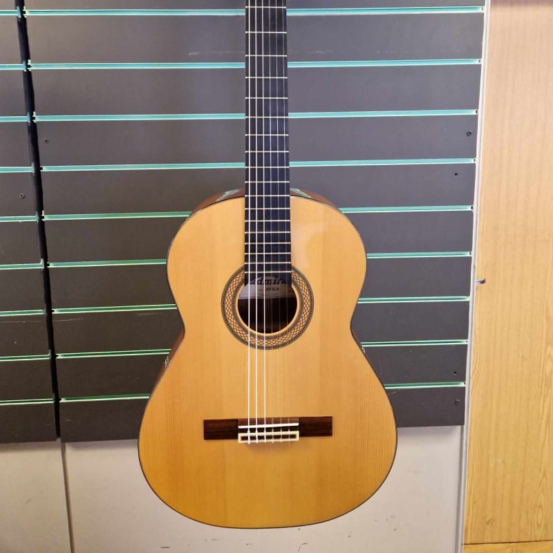 Almira Avila Gloss Natural - £350 used Guitar