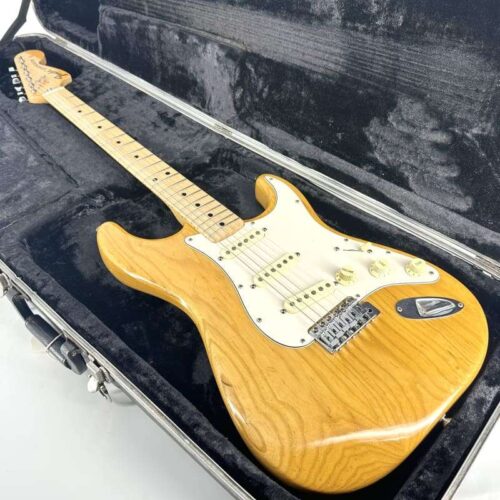 1972 - 1977 Fender Stratocaster with 3-Bolt Neck, Maple Fretbo... -        Stratocaster