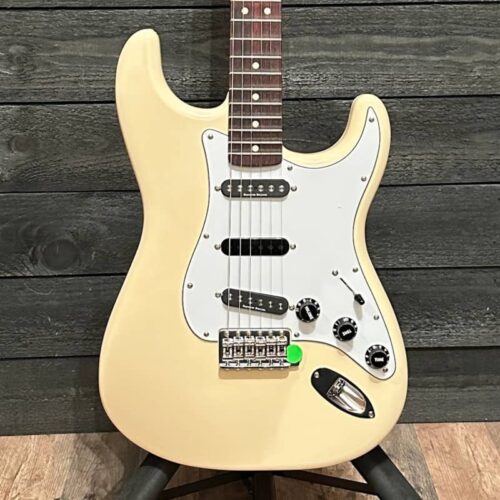 Fender Fender Ritchie Blackmore Stratocaster MIM White Electr... -        Stratocaster