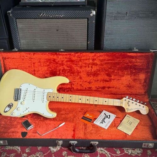 1971 - 1977 Fender Stratocaster with 3-Bolt Neck, Maple Fretbo... -        Stratocaster