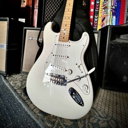 2020 Fender Player Stratocaster with Maple Fretboard Polar White -        Stratocaster