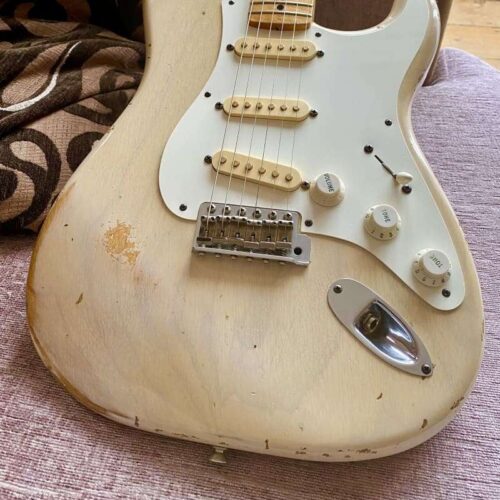 2000 Fender Stratocaster White -        Stratocaster