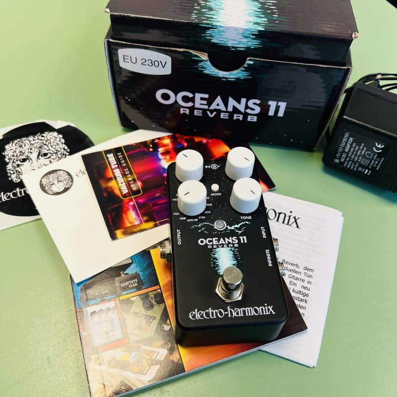 used 2018 - Present Electro-Harmonix Oceans 11 Reverb Black - Effect Pedal