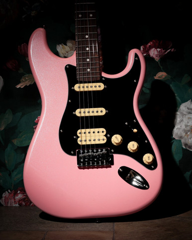 EastCoast ST2 Electric Guitar Starter Pack in Bubblegum Metallic with 15W Amp & Accessories - Image 3